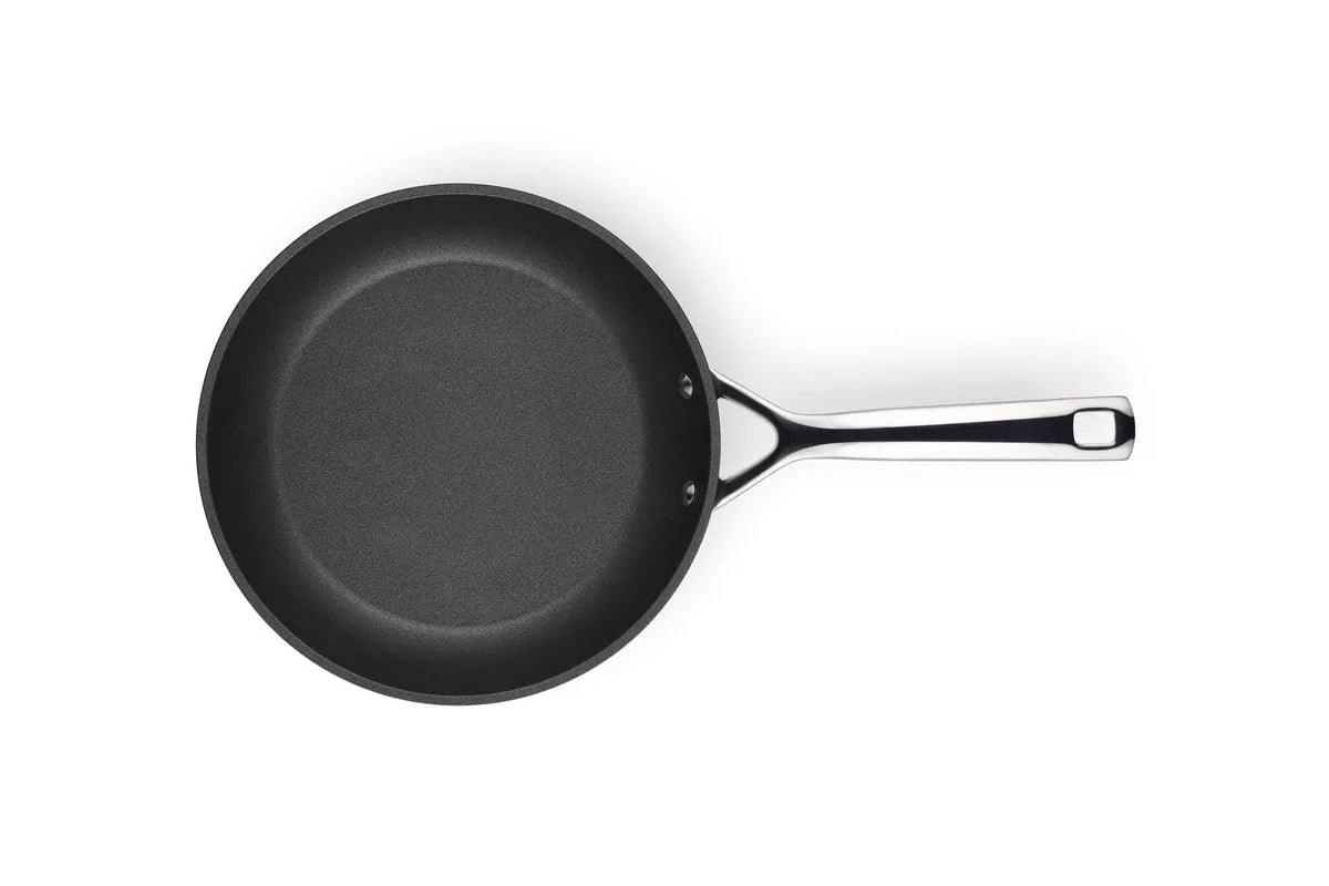 Le Creuset padella bassa antiaderente alluminio con impugnatura rivettata