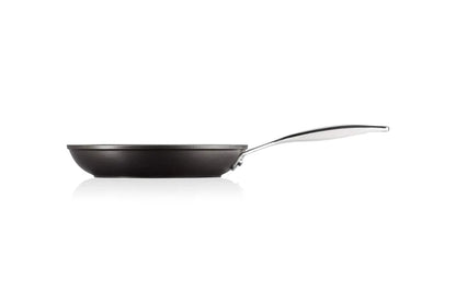 Le Creuset padella bassa antiaderente alluminio con impugnatura rivettata