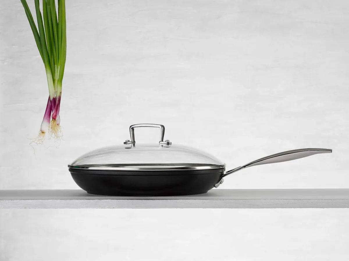 Le Creuset padella bassa antiaderente alluminio con impugnatura rivettata