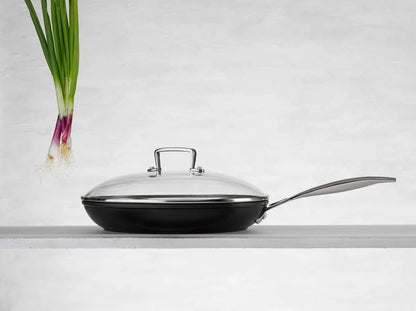 Le Creuset padella bassa antiaderente alluminio con impugnatura rivettata
