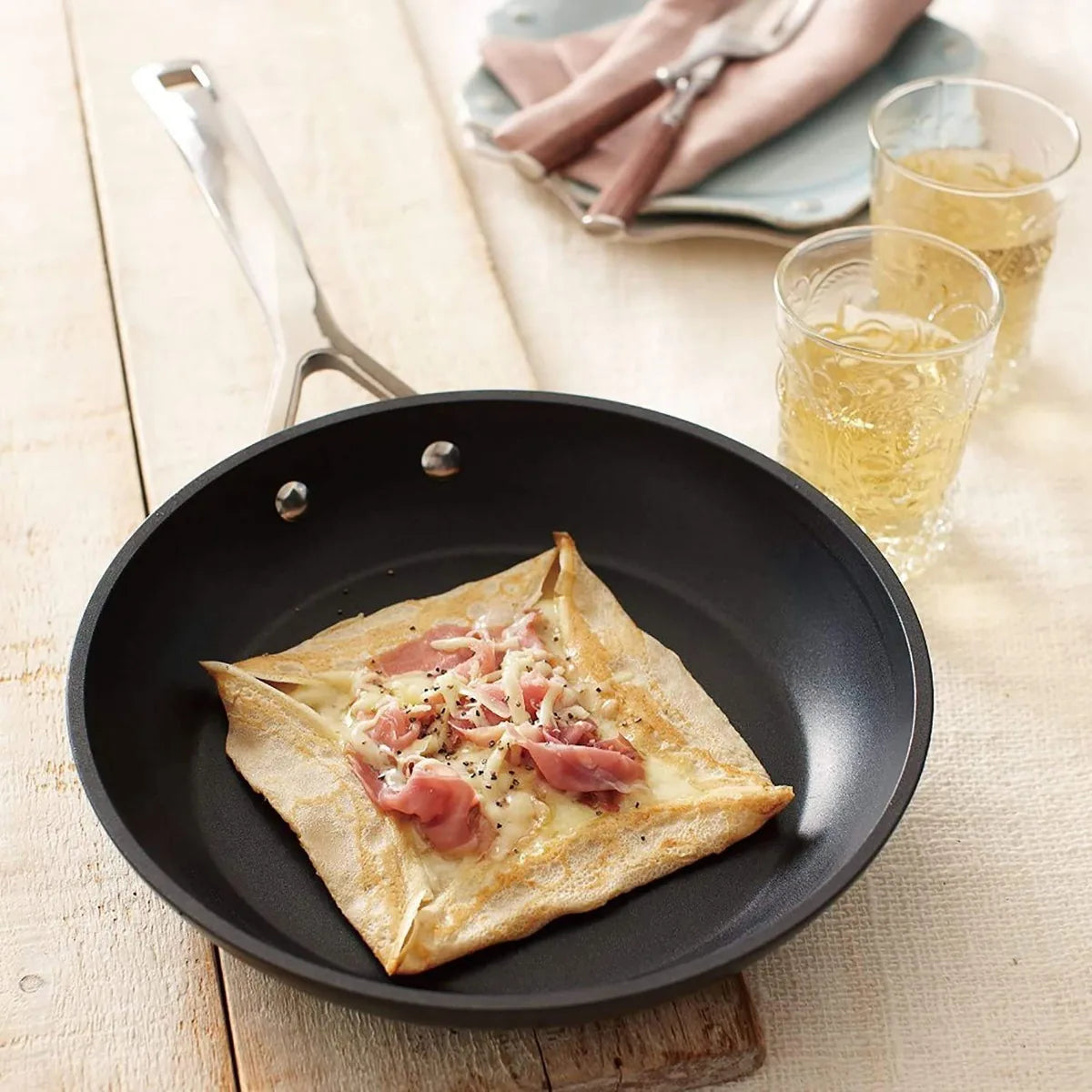 Le Creuset padella bassa antiaderente alluminio con impugnatura rivettata