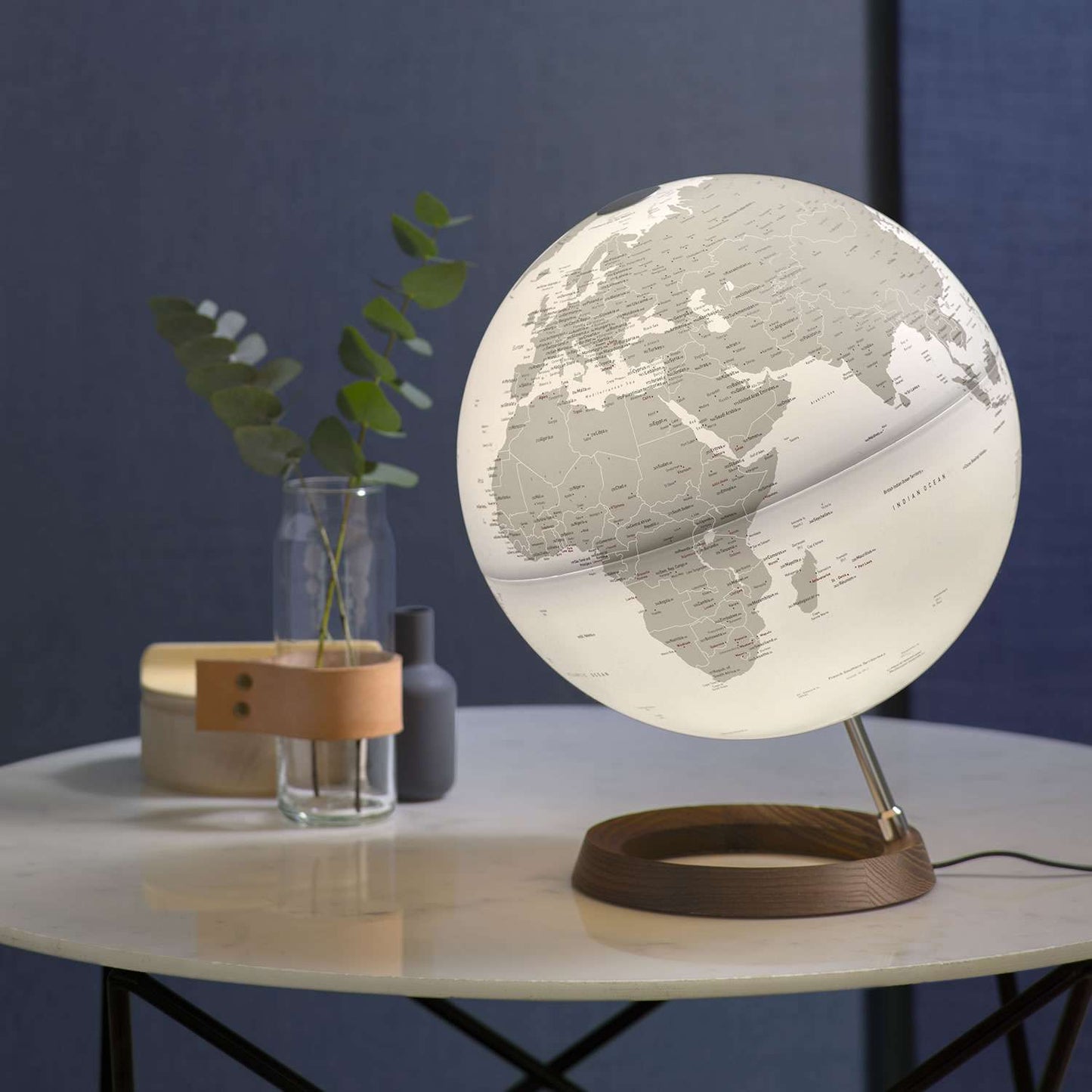 Atmosphere Full Circle Reflection — dettaglio base in frassino e alluminio lucido