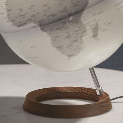 Atmosphere Full Circle Reflection — mappamondo lampada in legno e metallo, luce LED 3000K calda