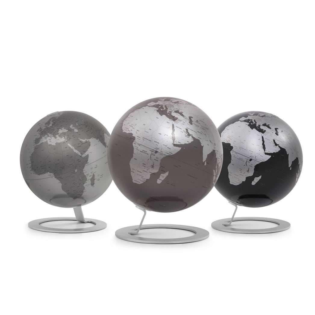 Atmosphere iGlobe Silver — mappamondo bicolor bianco e argento, stelo inclinato e base circolare