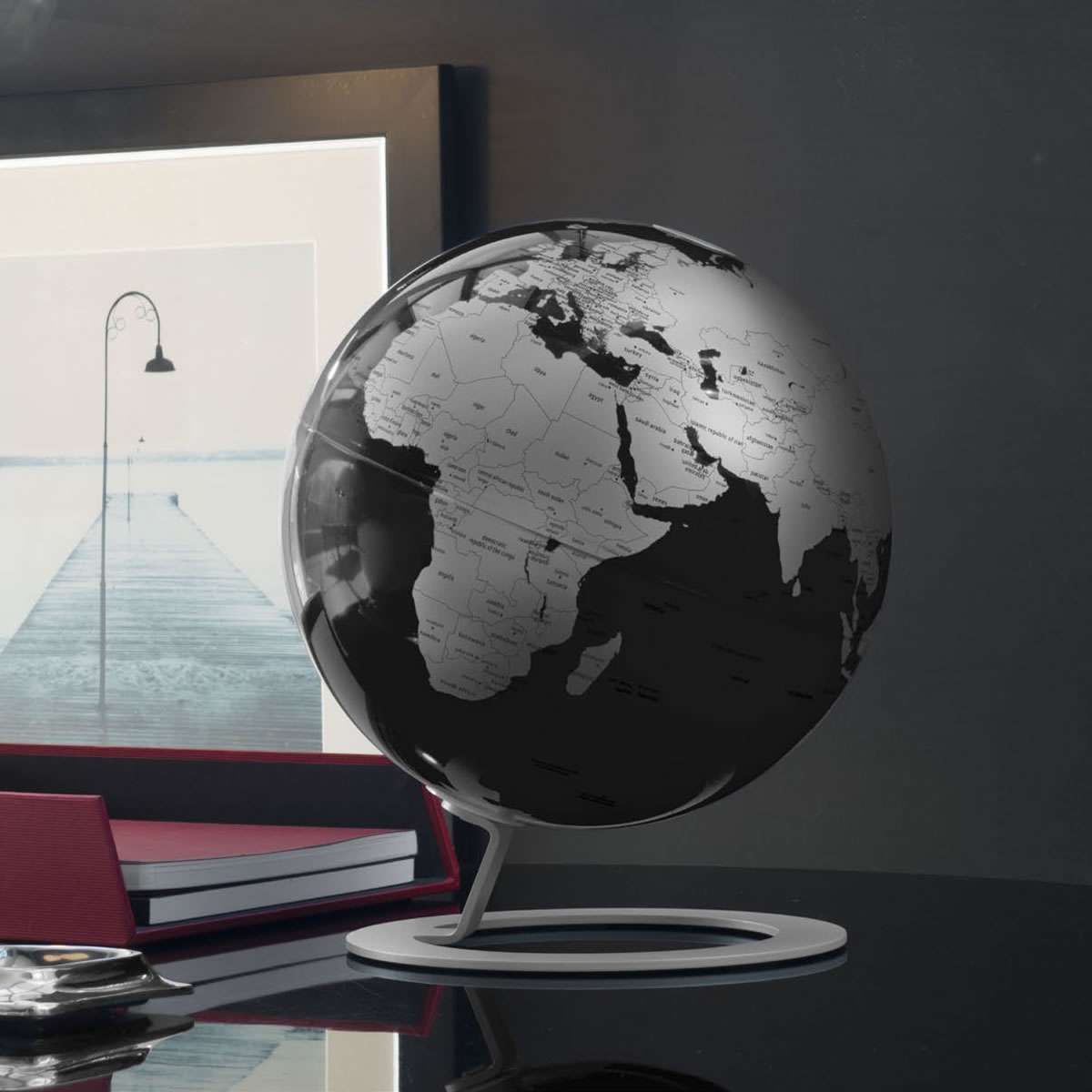 Atmosphere iGlobe Black — sfera nera con cartografia silver, vista laterale