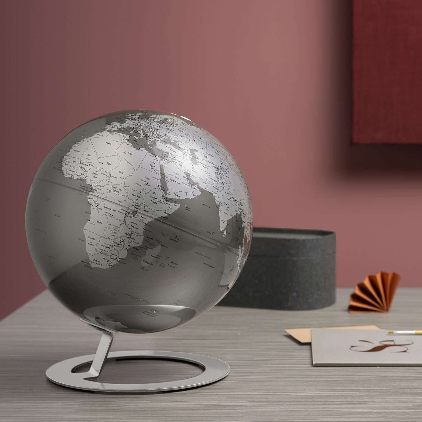 Atmosphere iGlobe — dettaglio cartografia politica monocromatica, complemento d'arredo design Tools®