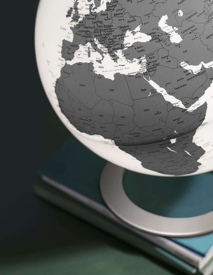 Atmosphere iGlobe Light Charcoal — sfera grigio scuro con cartografia, dettaglio