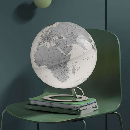 Atmosphere iGlobe Light Chrome — dettaglio base cromata e stelo