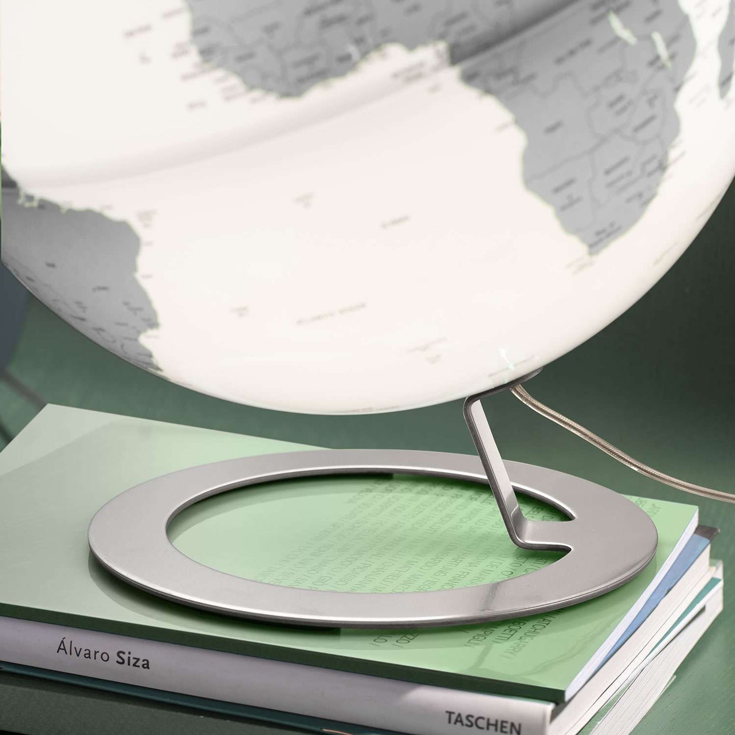 Atmosphere iGlobe Light Chrome — lampada mappamondo accesa, luce LED diffusa