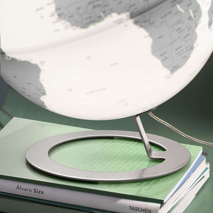 Atmosphere iGlobe Light Chrome — lampada mappamondo accesa, luce LED diffusa
