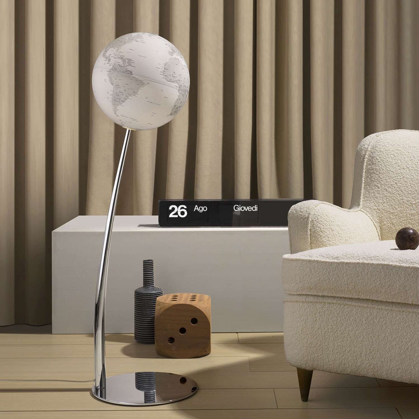 Atmosphere Stem Reflection — globo geografico su stelo slanciato, lampada da terra di design scandinavo
