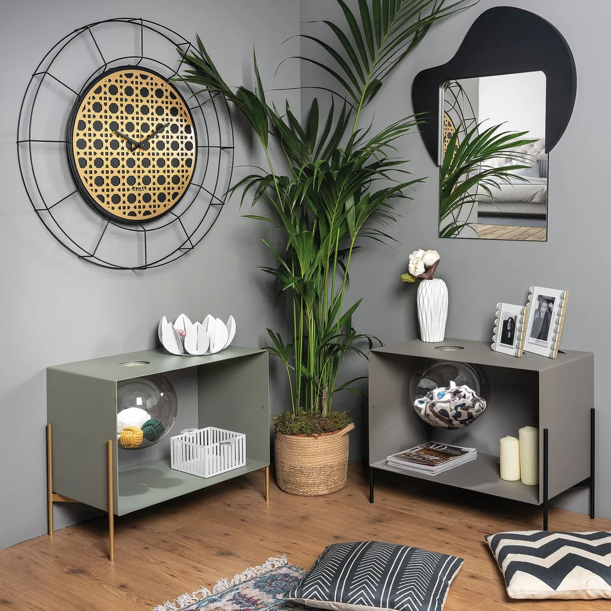 Arti & Mestieri Mobile Soggiorno Globe Grande ferro design moderno base oro e nera