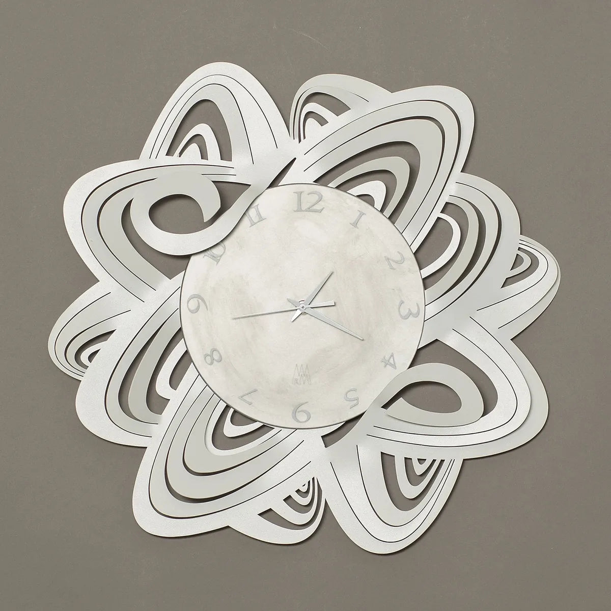 Arti & Mestieri orologio da parete Penelope ferro design - disponibile in Bianco, Bronzo, Sabbia