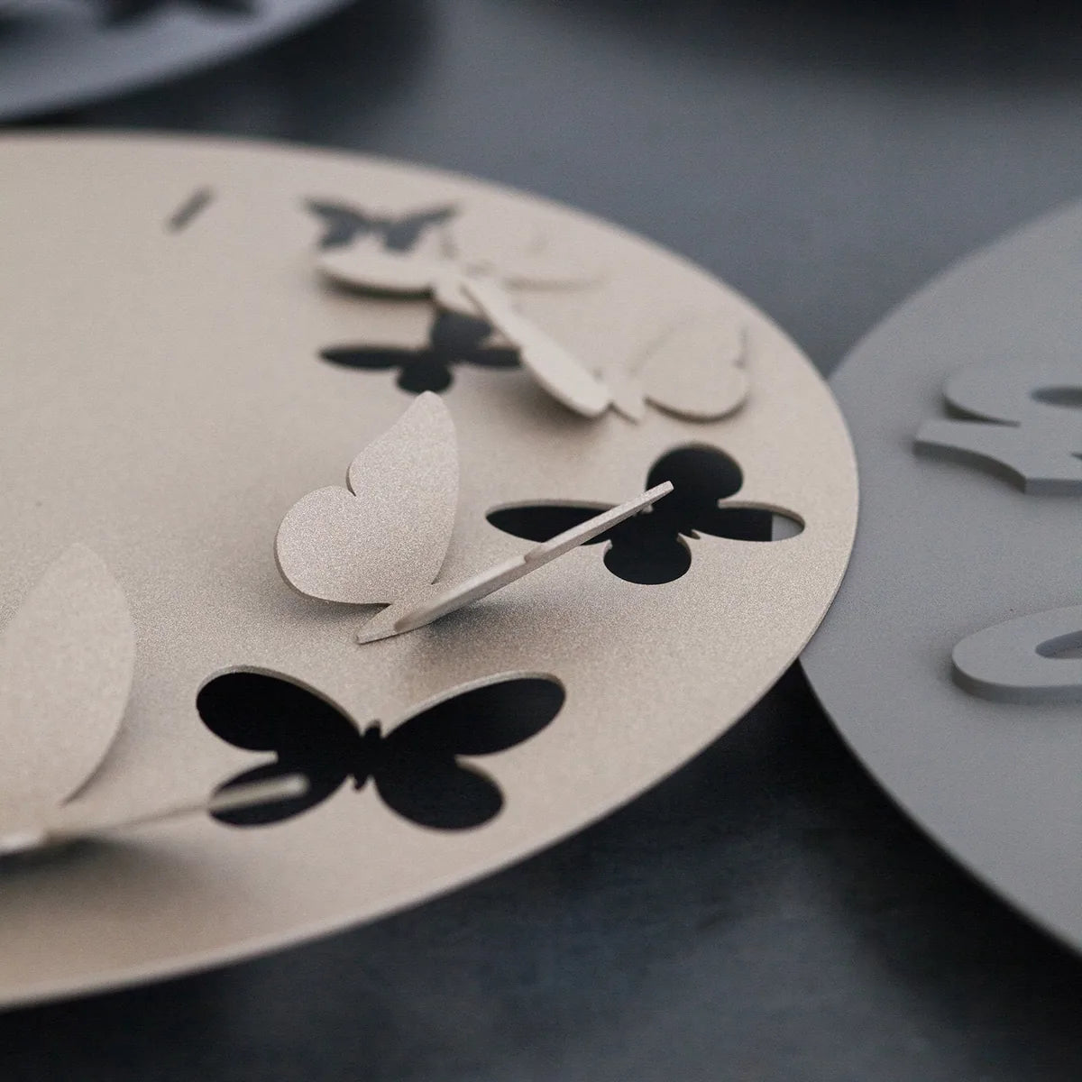 Arti & Mestieri orologio da parete Butterfly Spring design farfalle legno diametro 40 cm Ardesia Beige Bianco