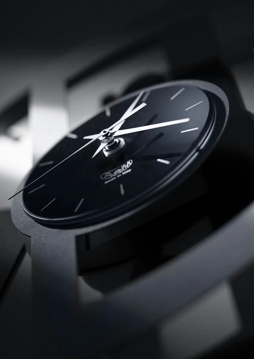 Arti & Mestieri orologio da parete Victor ferro design mezze lune Sabbia Avorio Nero Alluminio