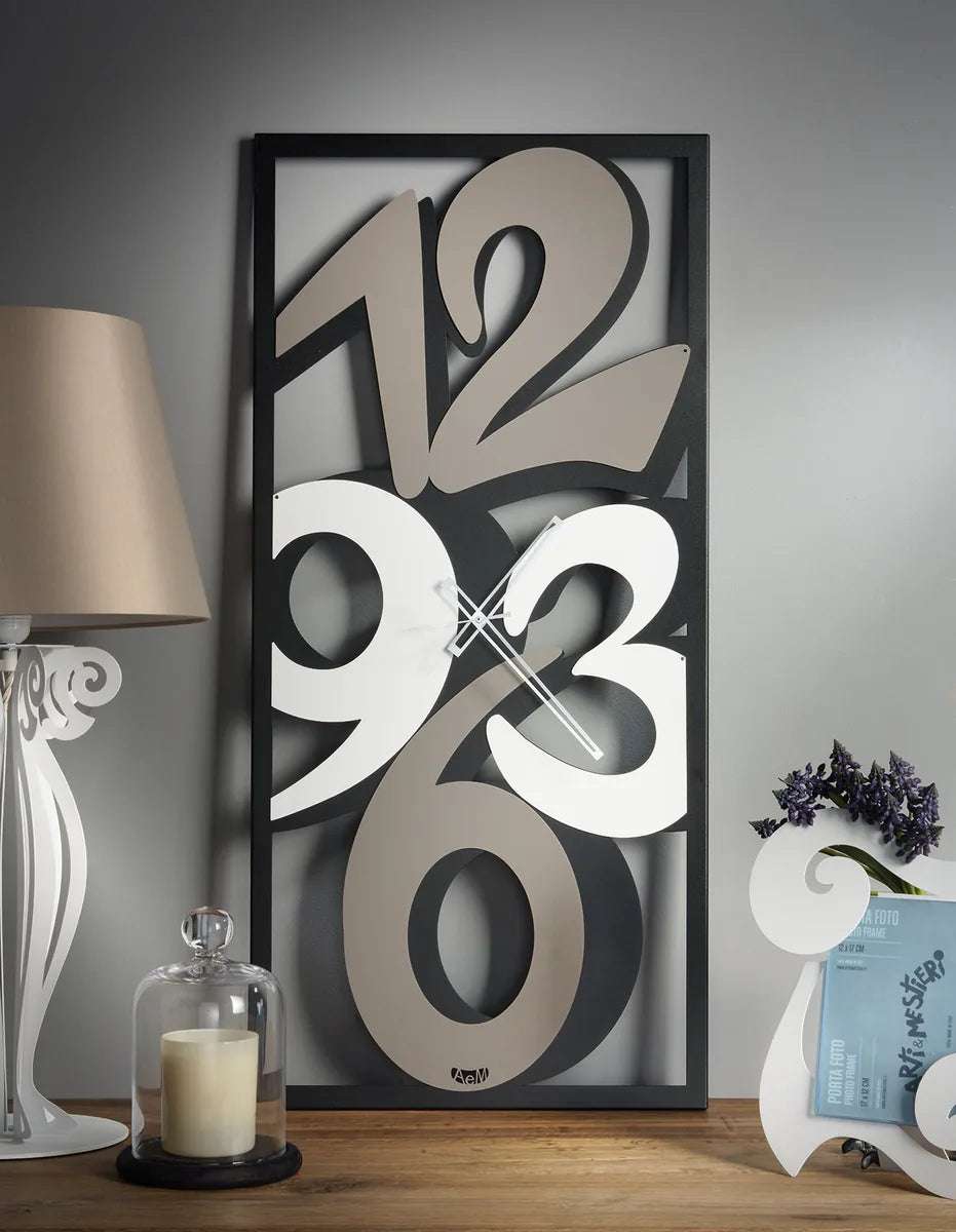 Arti & Mestieri orologio da parete moderno Vision con numeri in evidenza, design rettangolare nero
