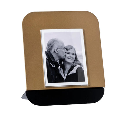 Arti & Mestieri Portafoto Altamarea Piccolo in ferro, disponibile nei colori Oro laccato/Nero, Nero/Oro laccato e Sabbia/Fang