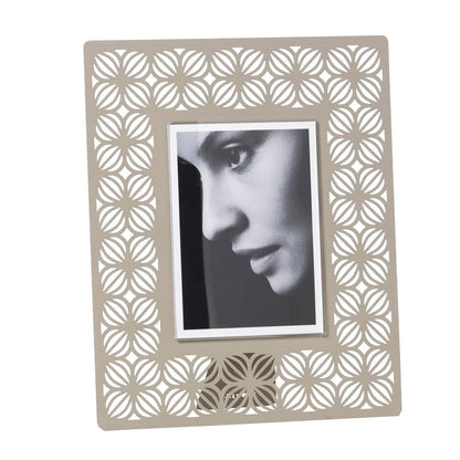 Arti & Mestieri Portafoto Ikat Grande in ferro, disegni traforati, disponibile in Oro laccato, Sabbia, Nero e Bianco marmo
