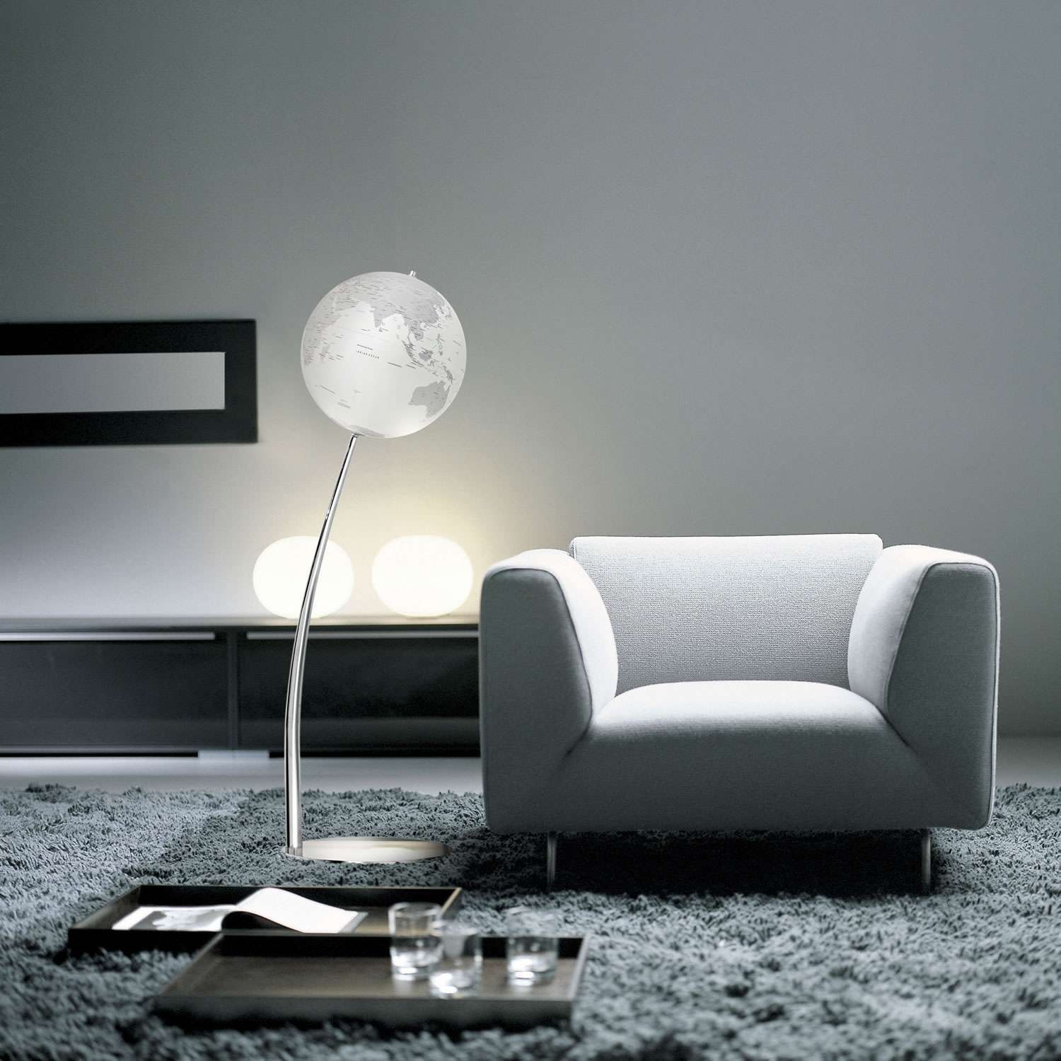 Atmosphere Stem Reflection — dettaglio stelo arcuato in acciaio e sfera bianca con cartografia grigia