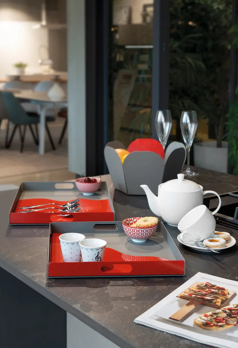 Arti & Mestieri Vassoio Moderno Fluid Quadrato in ferro, design minimalista con finitura Nero/oro laccato